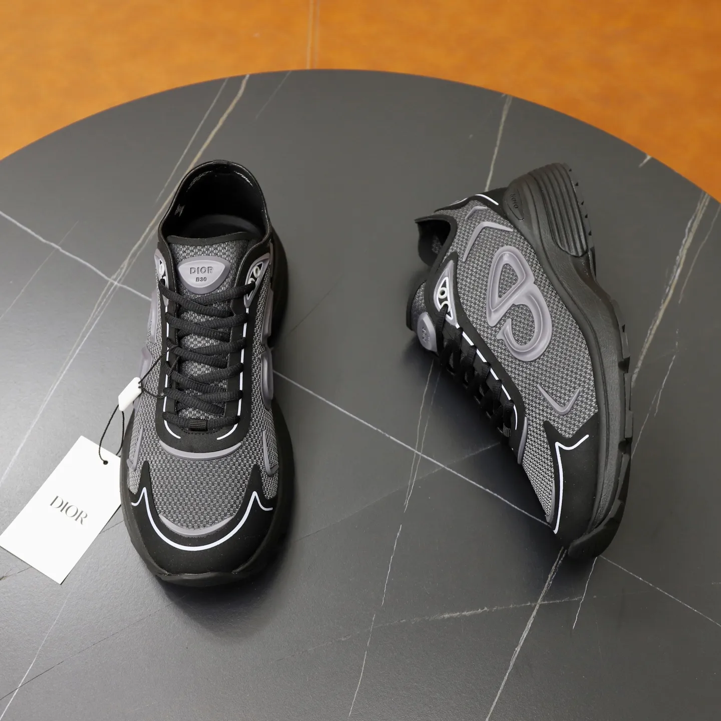 Ex-factory price: 560💰DIOR#B30 COUNTDOWN TECH shoes 1. Inspired by lighter running shoes this season 2. Made of multi-layer transparent nylon upper, futuristic 3. CD30 rubber logo on the tongue/heel to highlight the brand style 4. Equipped with ultra-light foam midsole for the ultimate comfortable wearing experience 5. The entire series uses WELDED (seamless bonding) technology to ensure durability and lightness 6. Full size dopamine color matching, 39-45 (38, 46 customized)